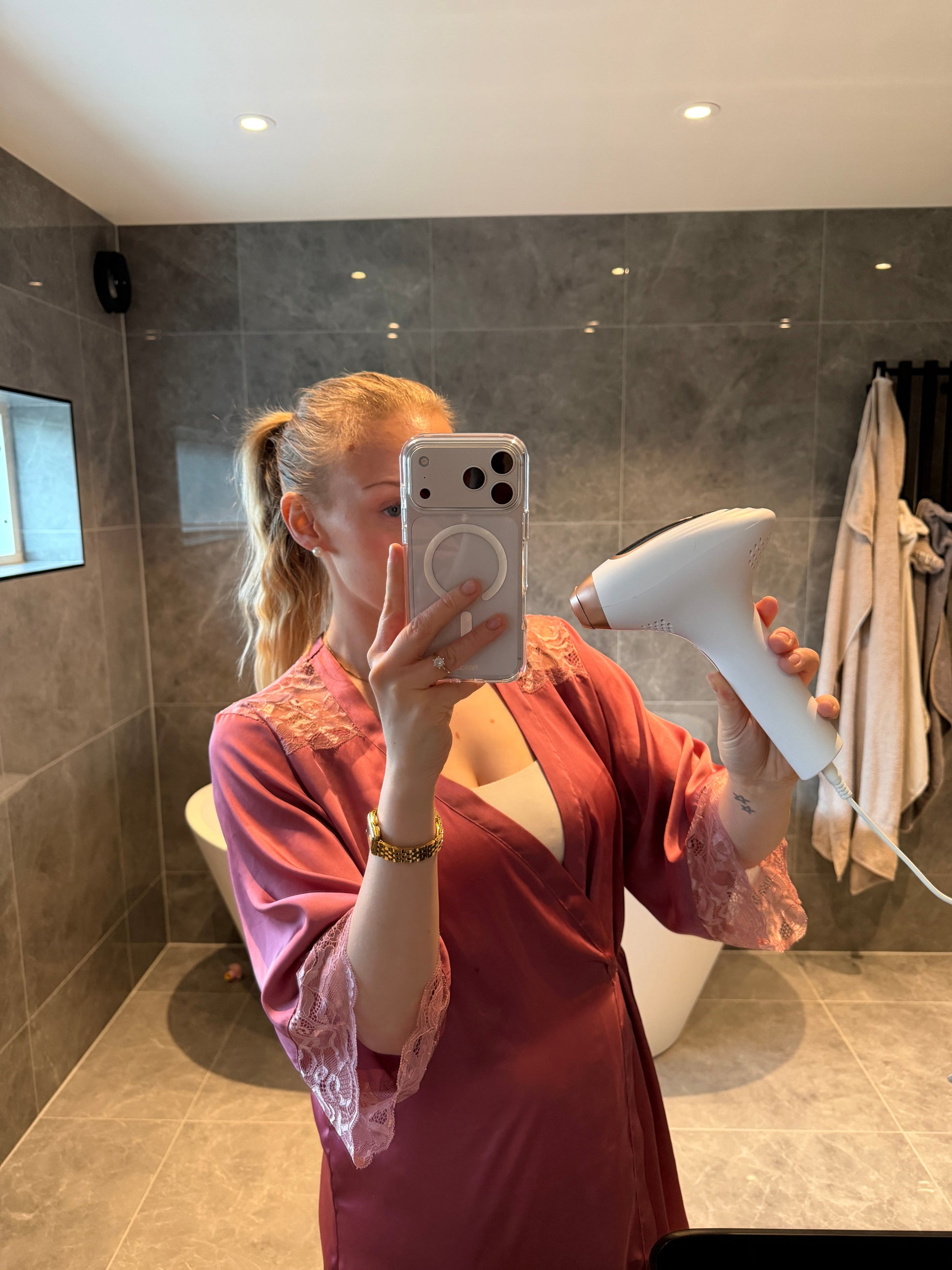 Kund med Elara IPL hårborttagning i badrummet