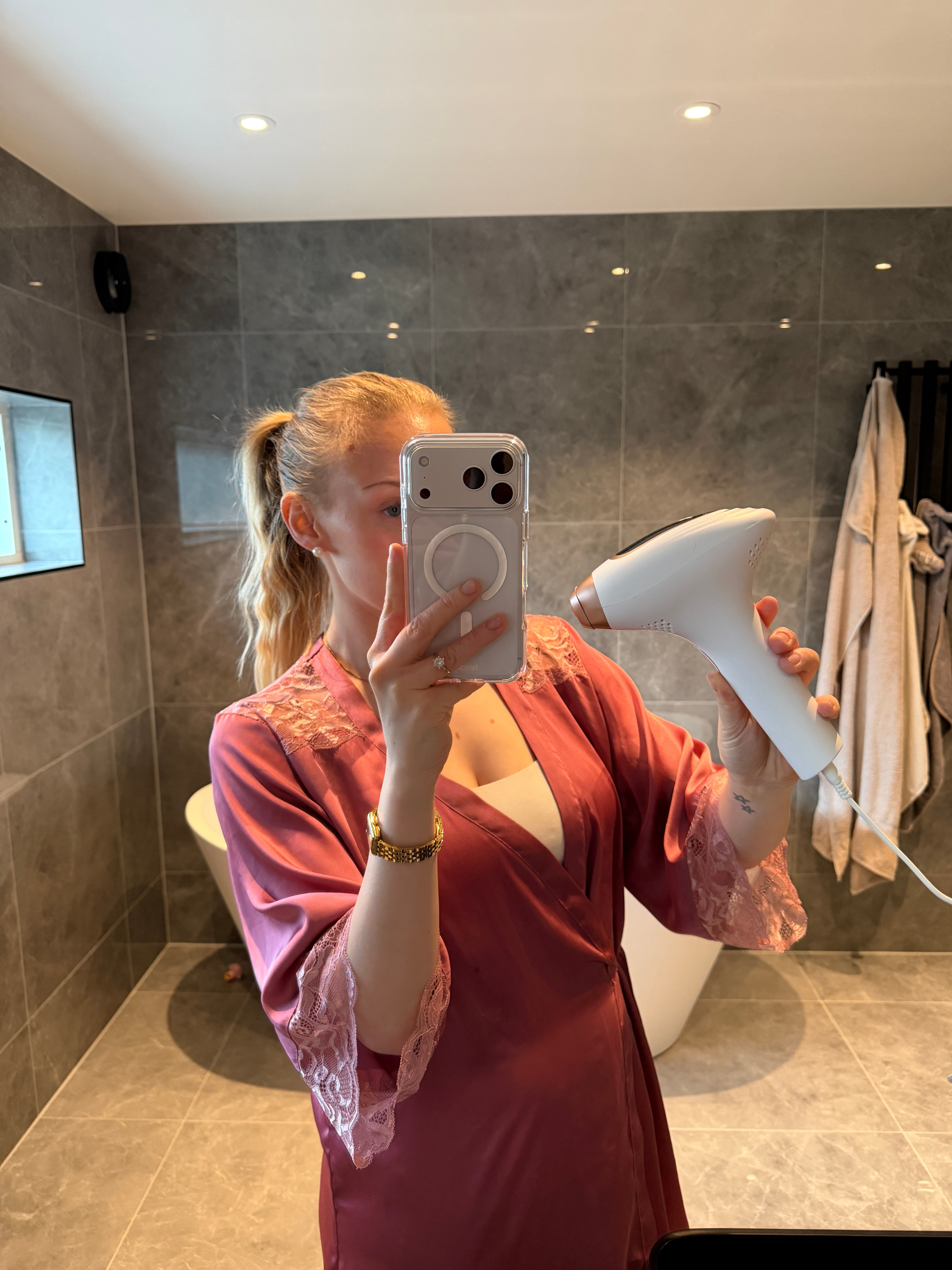 Kund med Elara IPL hårborttagning i badrummet
