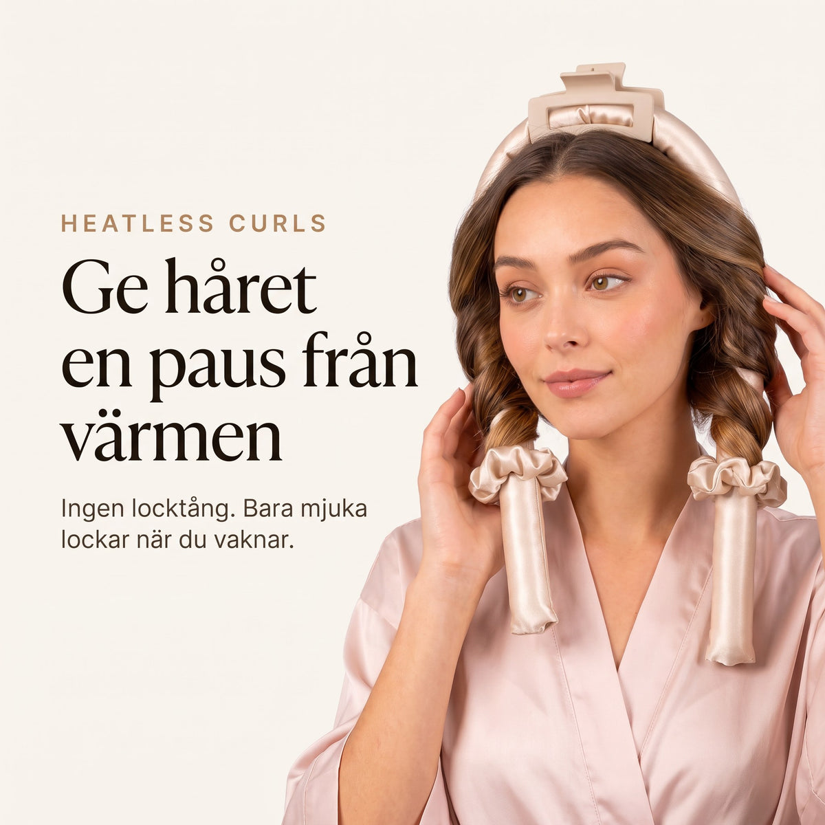Kvinna med Vera heatless curls i champagnefärgat mullbärssilke - ge håret en paus från värmen, mjuka lockar utan locktång