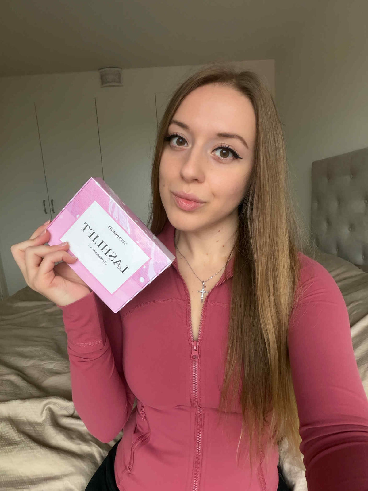 Kvinna med Vera Lash Lift Kit för lash lift hemma