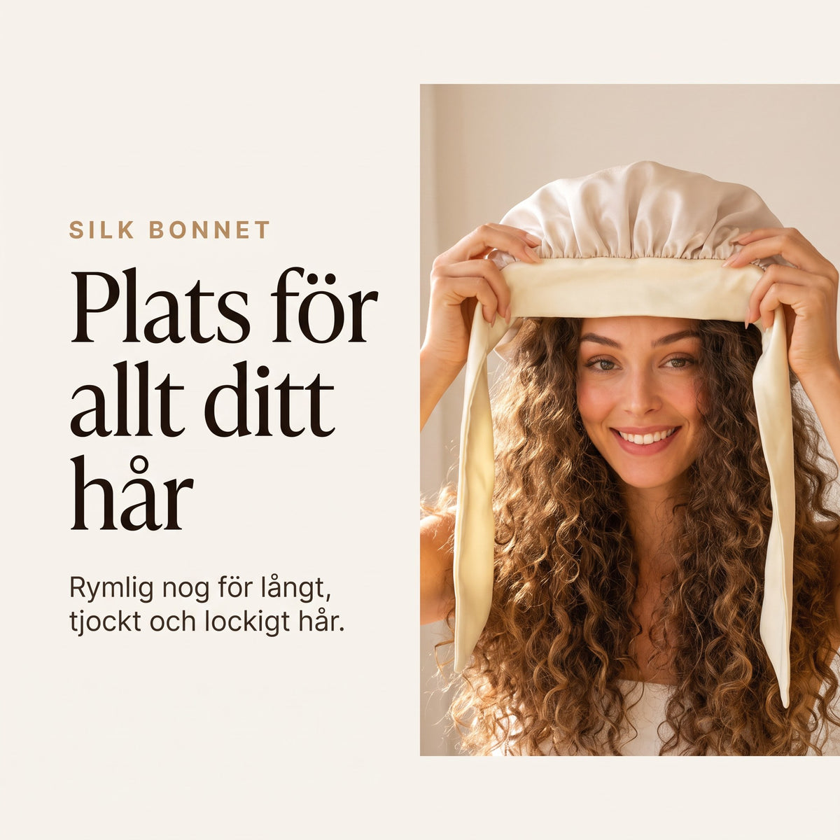 Kvinna med långt lockigt hår sätter på sig en rymlig silk bonnet i champagne mullbärssilke