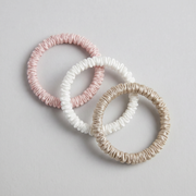 Tre tunna silk scrunchies i mullbärssilke: rosa, champagne och vitt