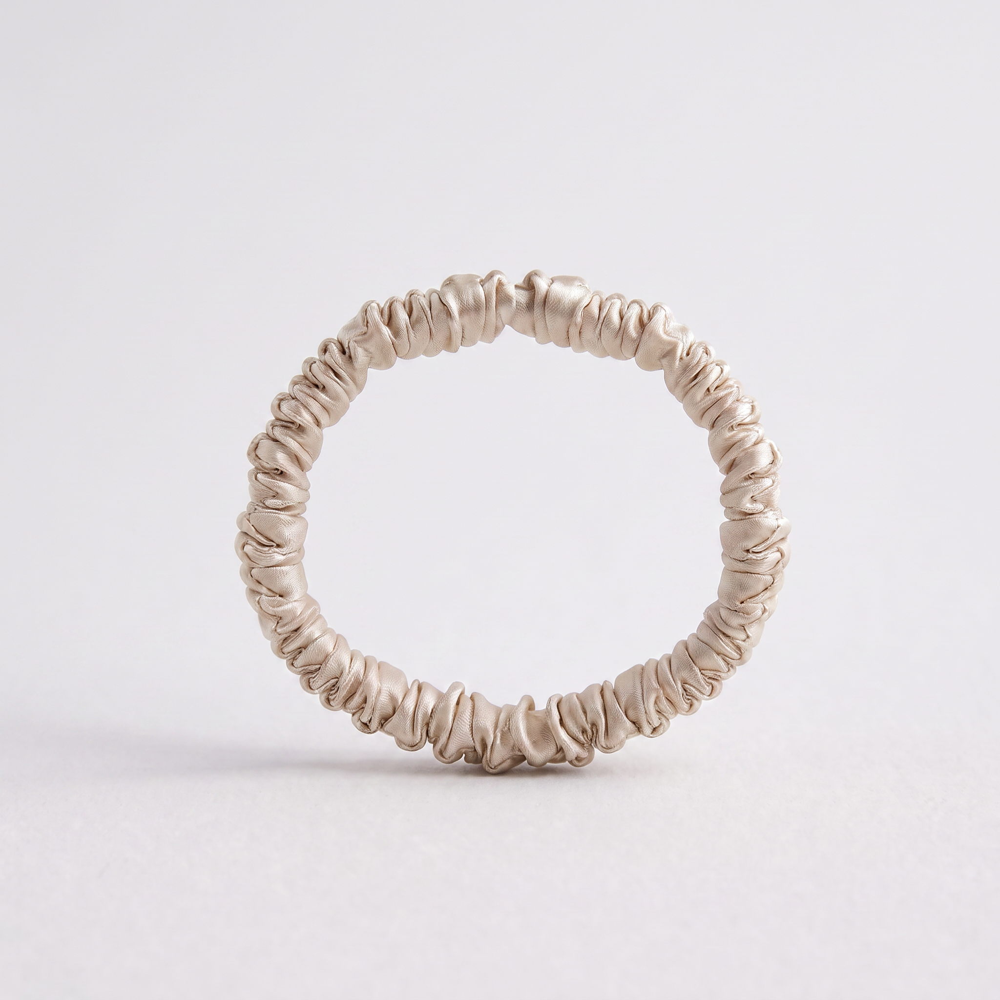 Tunn silk scrunchie i champagne, 100% mullbärssilke 22 momme, smal 1 cm