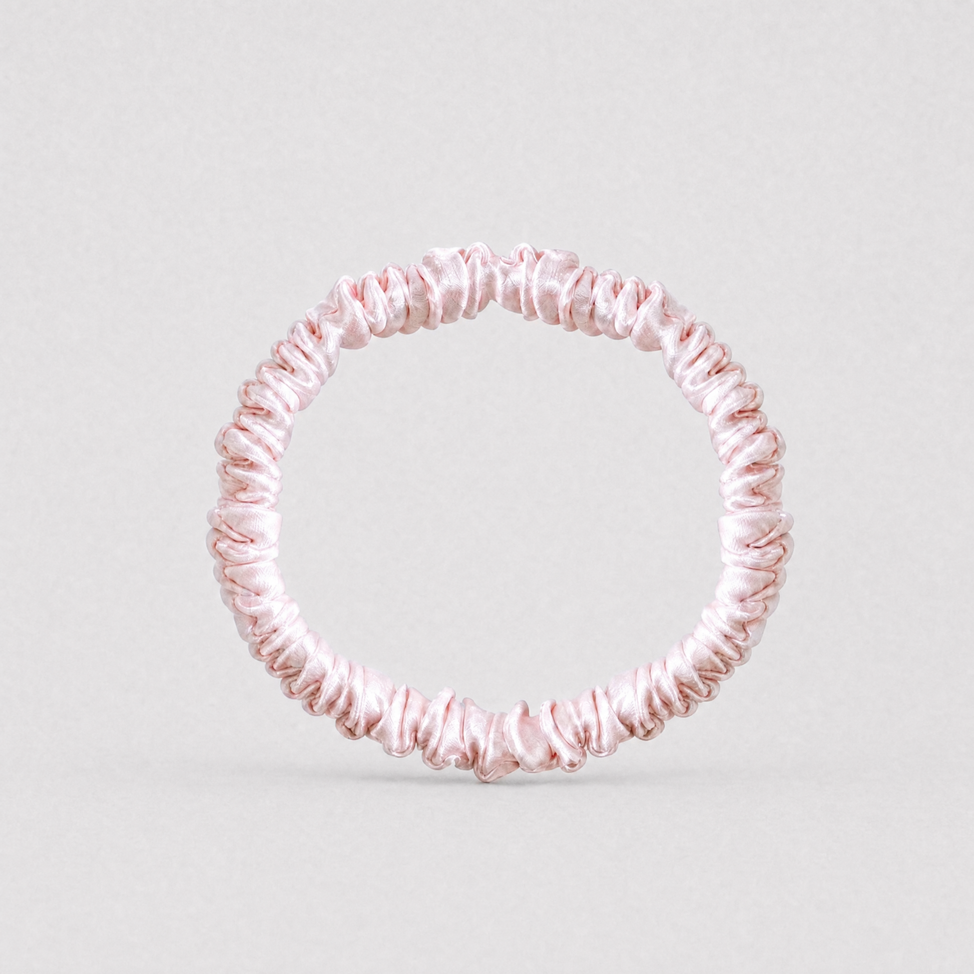 Rosa tunn silk scrunchie i 100% mullbärssilke, 22 momme, smal 1 cm