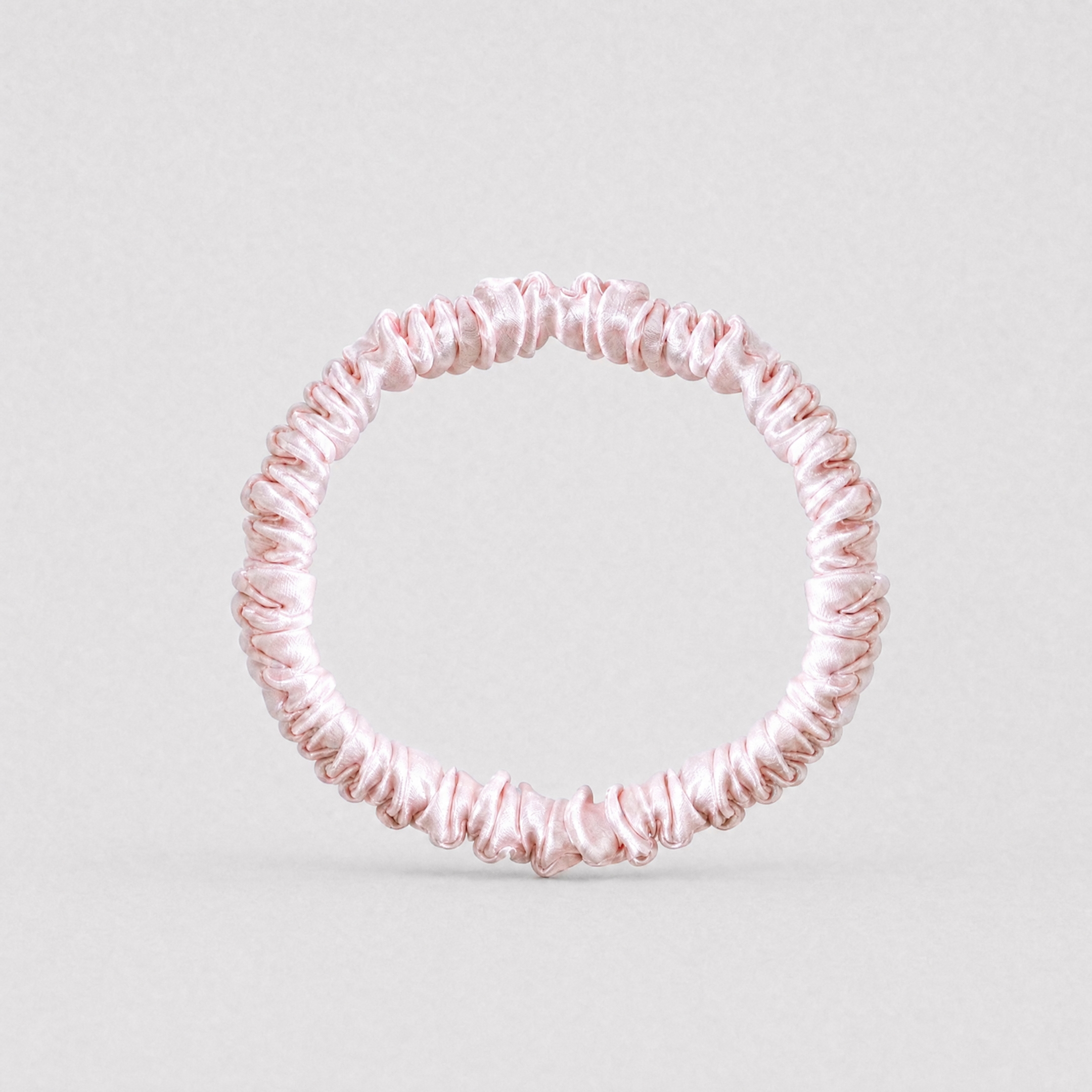 Rosa tunn silk scrunchie i 100% mullbärssilke, 22 momme, smal 1 cm