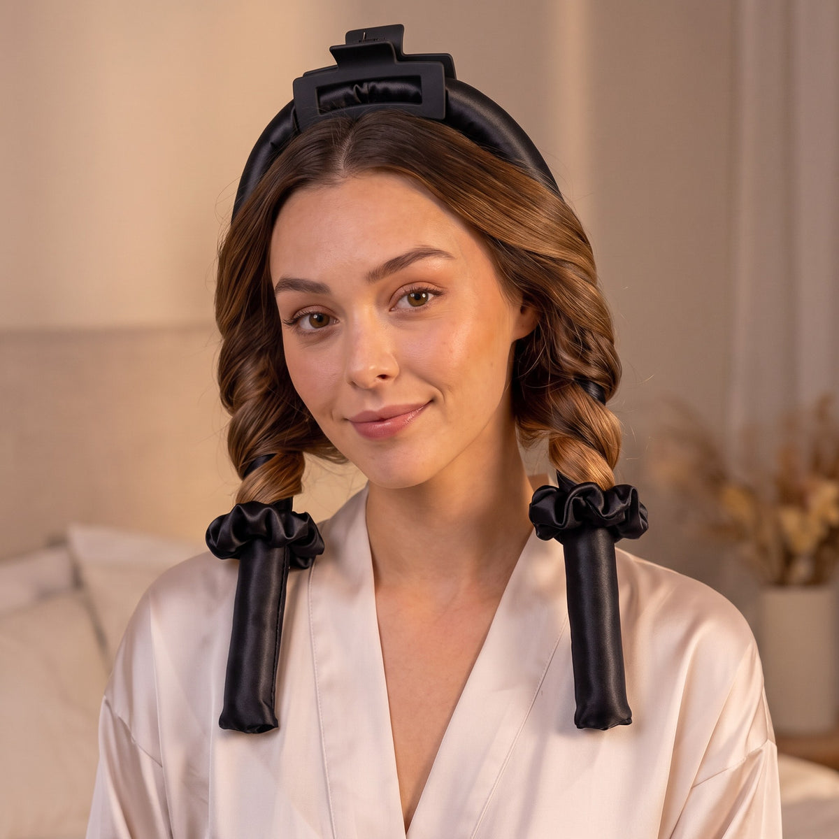 Kvinna i satinkimono med Vera heatless curls i svart mullbärssilke - lockband, hårklämma och scrunchies för lockar utan värme
